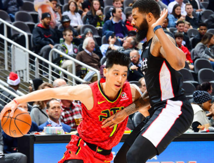 关于鹰队员团结协作力克对手在比赛中赢球的信息 关于鹰队员团结协作力克对手在比赛中赢球的信息