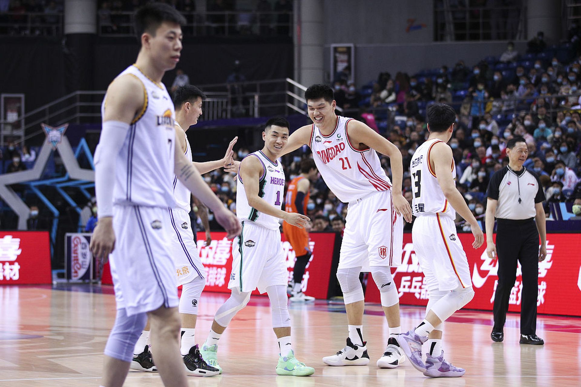 金年会官方-篮球赛场上的实力对比再次呈现，球队竞争日益激烈的简单介绍