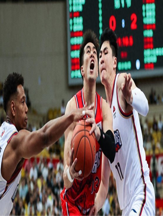 篮球赛场上的实力对比再次呈现,球队竞争日益激烈的简单介绍 篮球赛场上的实力对比再次呈现,球队竞争日益激烈的简单介绍