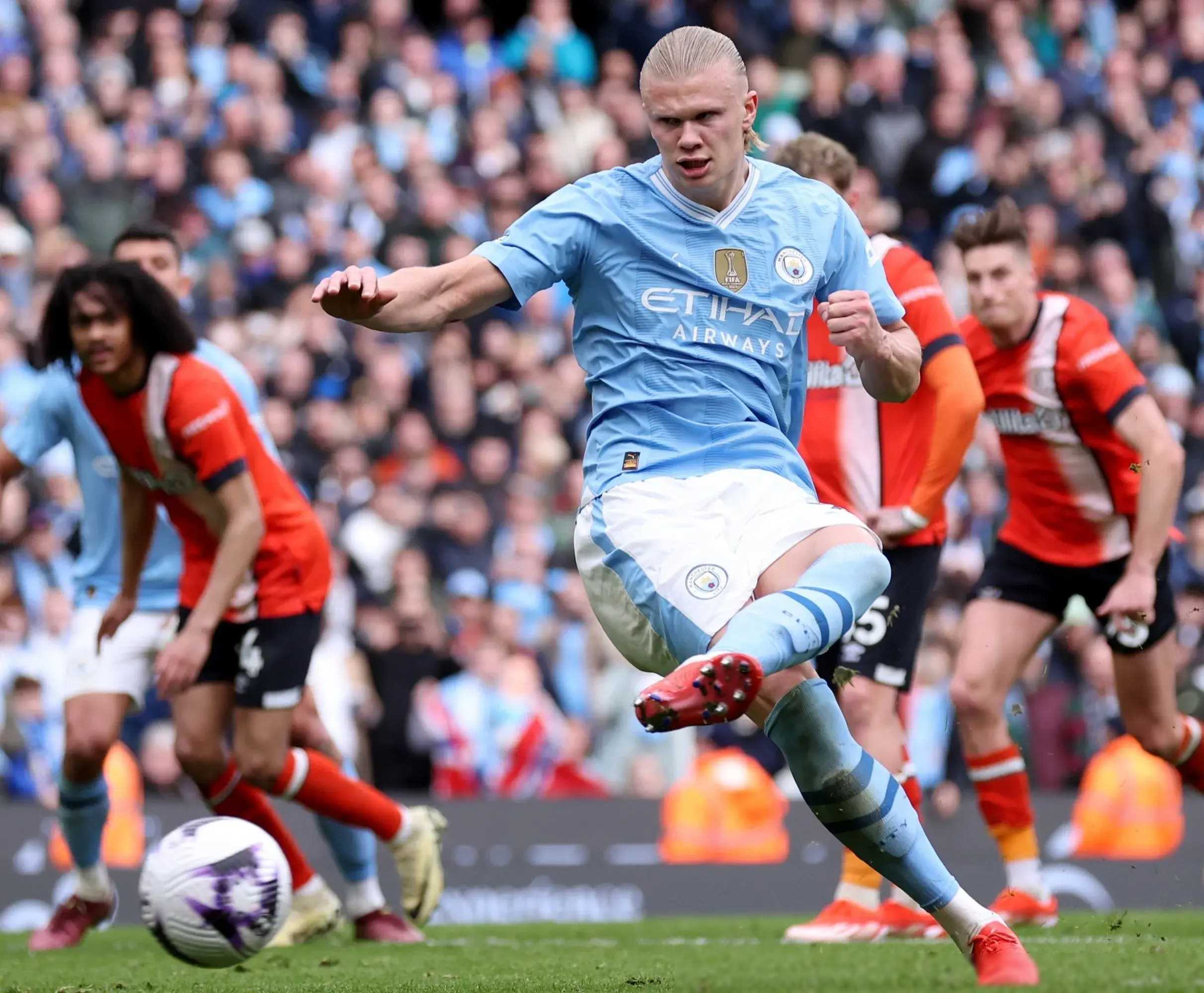 曼城在国际比赛中展现出色实力,赢得比赛 曼城在国际比赛中展现出色实力,赢得比赛