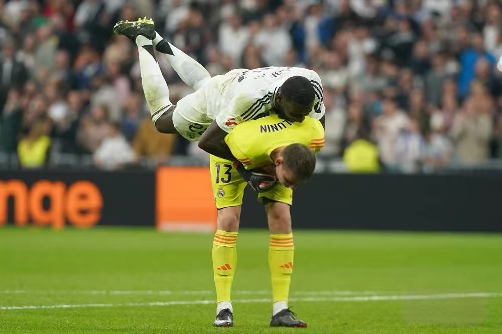 巴塞罗那门将状态回勇,连续扑救关键球的简单介绍 巴塞罗那门将状态回勇,连续扑救关键球的简单介绍