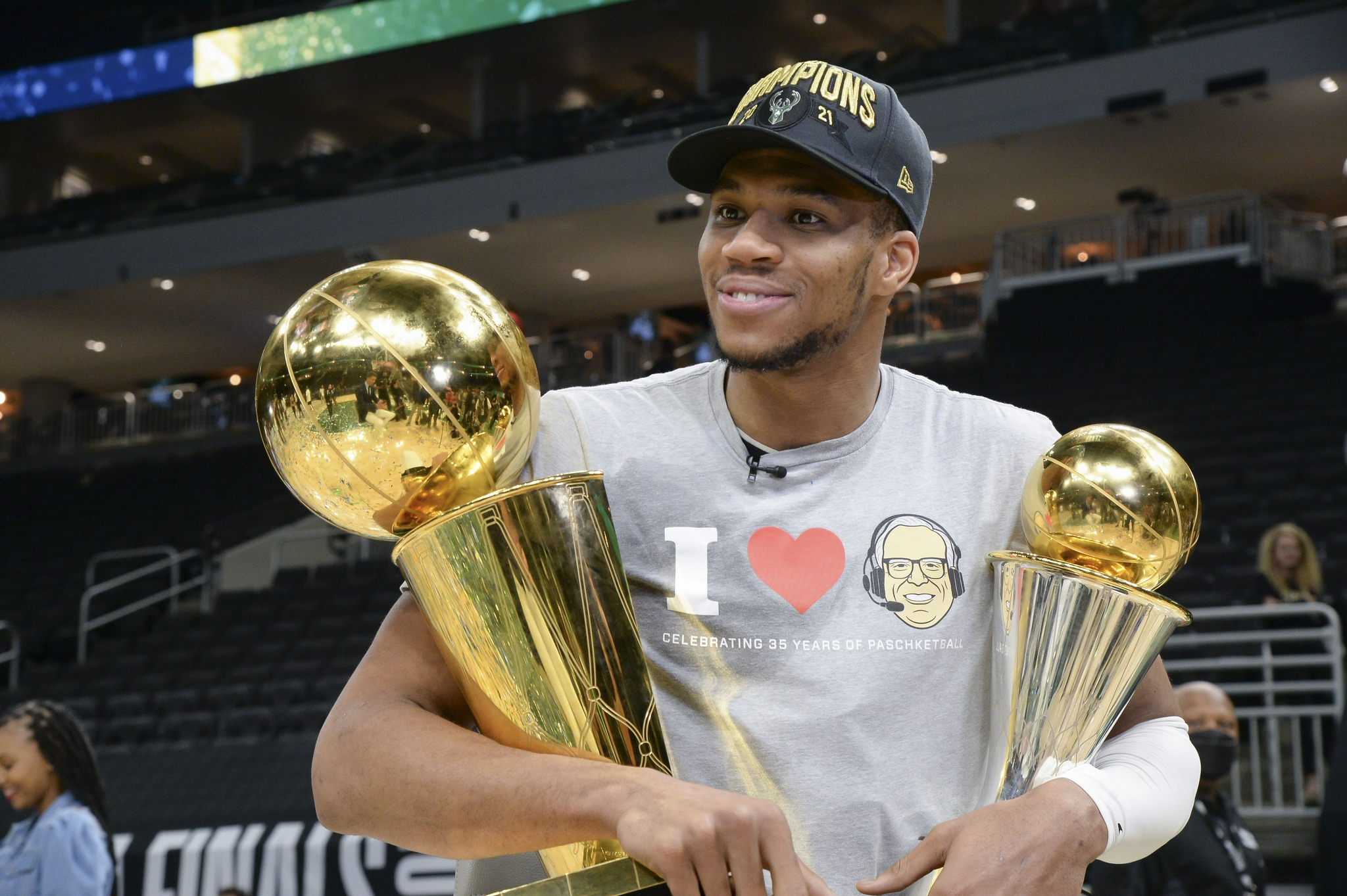 关于火箭队球迷气氛火爆,助威声不断的信息 关于火箭队球迷气氛火爆,助威声不断的信息