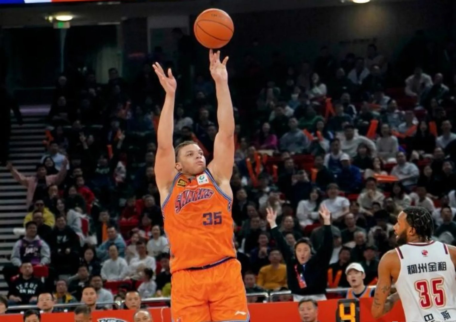 广厦队在场上表现出色,成功抵挡对手的简单介绍 广厦队在场上表现出色,成功抵挡对手的简单介绍