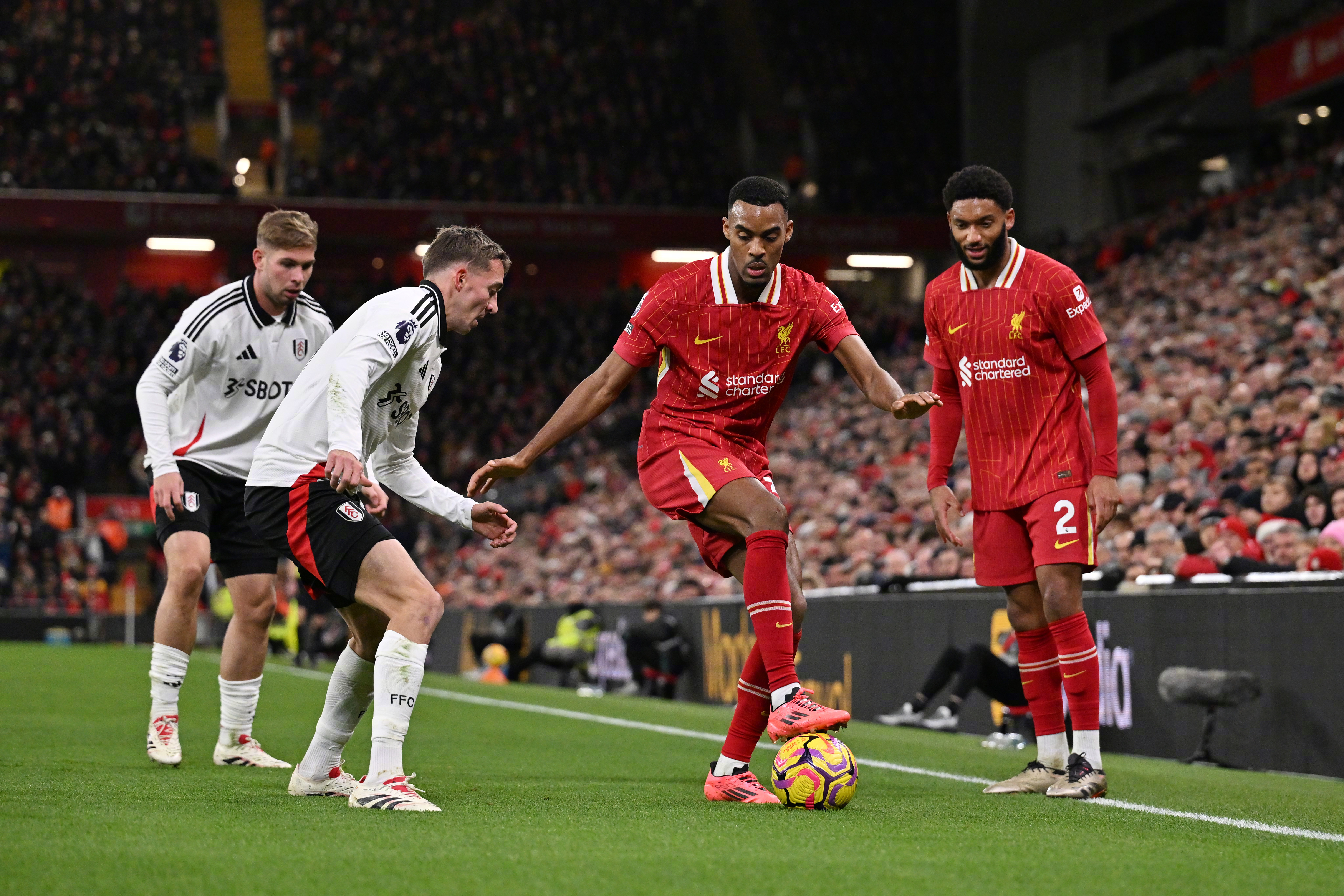 利物浦后卫因犯规遭红牌,帮助对手取胜 利物浦后卫因犯规遭红牌,帮助对手取胜