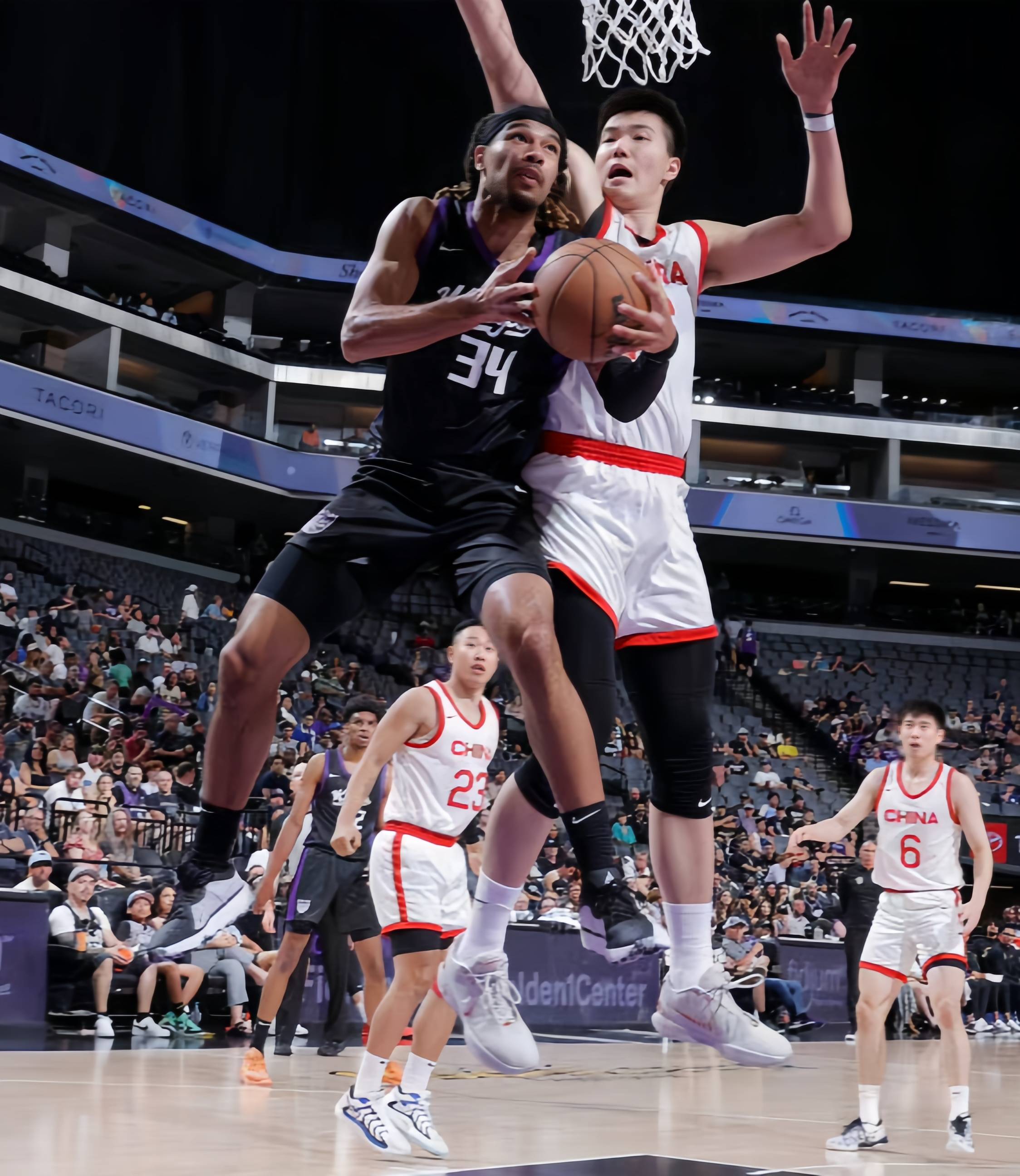 金年会官方网站-篮球比赛中爆发了激烈的对抗，引人瞩目