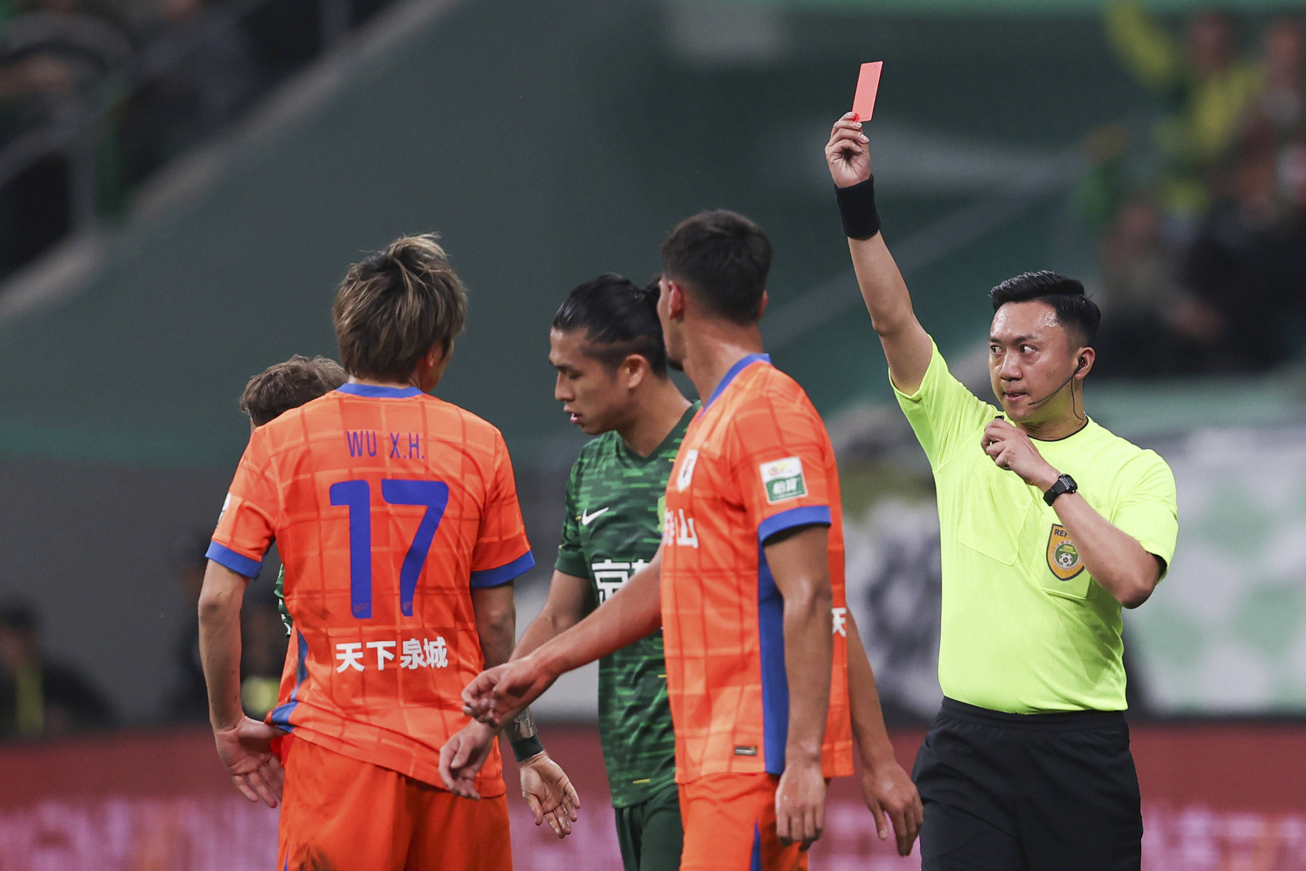 sports jnh-紧张交锋深圳佳兆业挑战上海申花，火爆对决