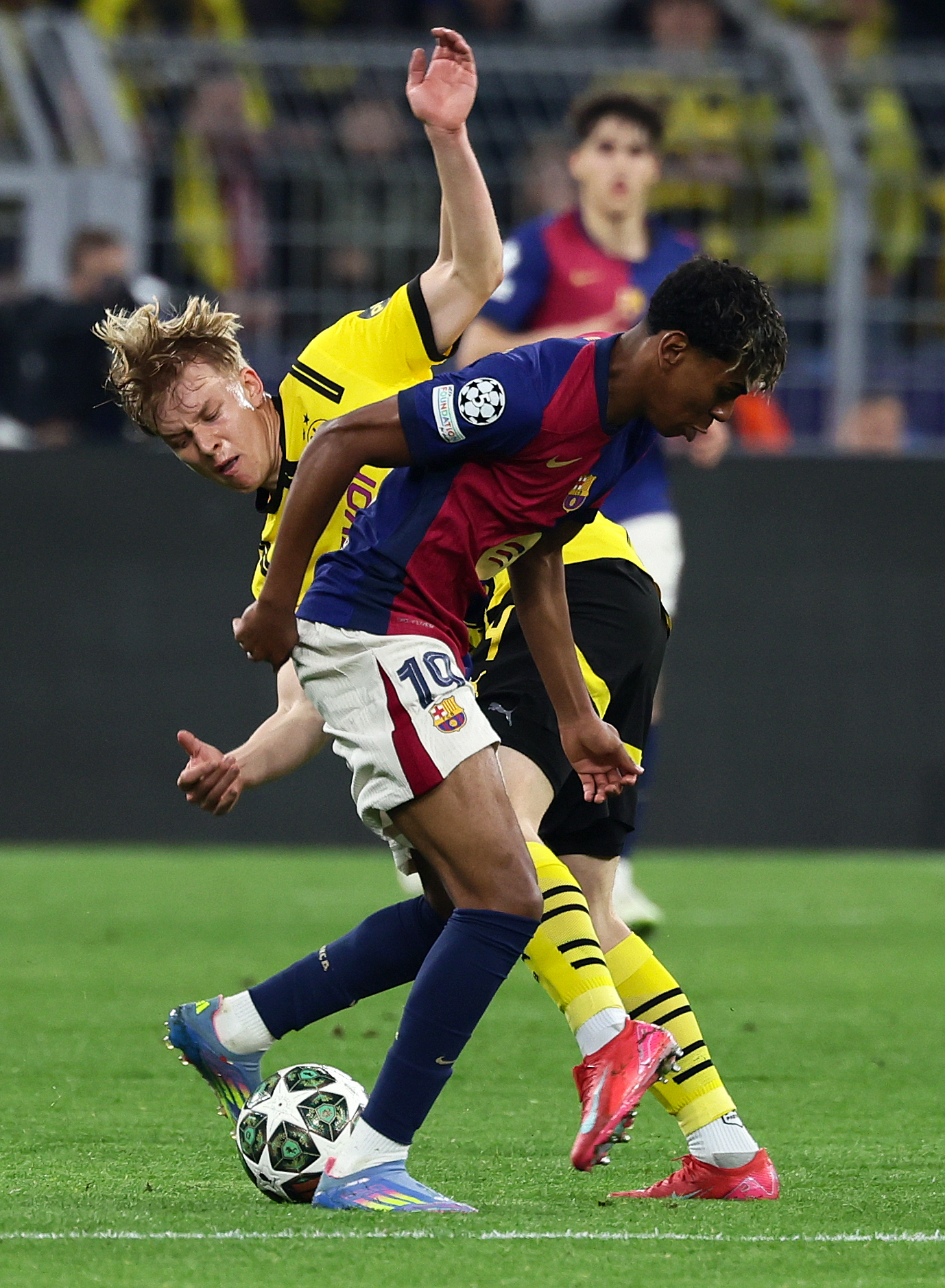 金年会下载-巴塞罗那巴黎劲敌，欧冠八强角逐上演！