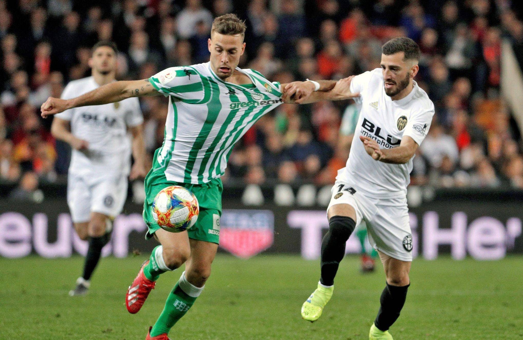 金年会下载-瓦伦西亚经历惨败，球队迎来低迷期