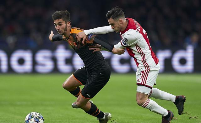 瓦伦西亚经历惨败,球队迎来低迷期 瓦伦西亚经历惨败,球队迎来低迷期