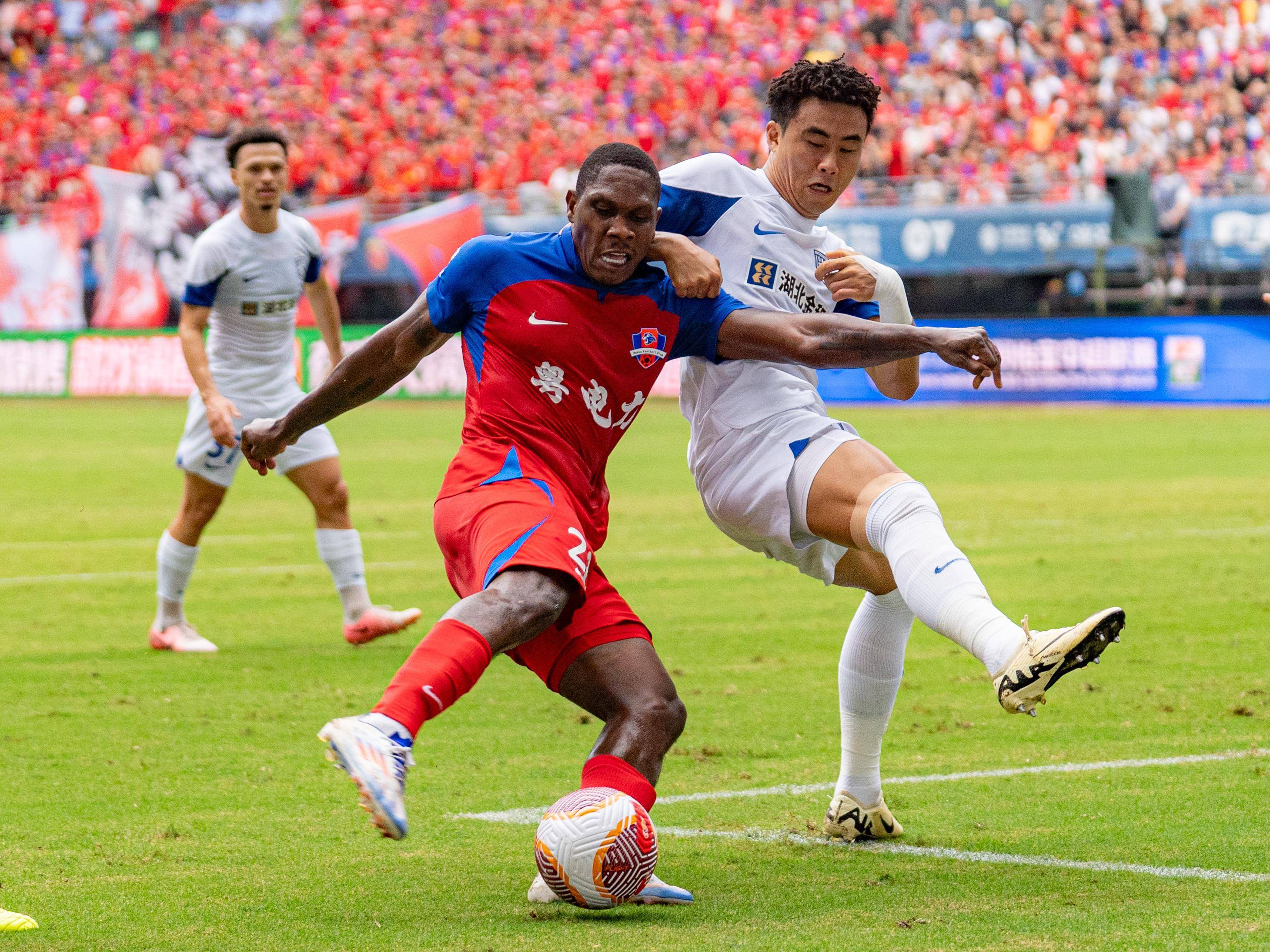 jinnianhui-中超联赛吸引众多球星参与，比赛水平提高