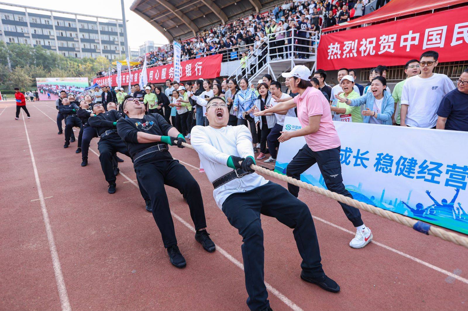 丹麦运动员勇攀高峰,闪耀赛场 丹麦运动员勇攀高峰,闪耀赛场