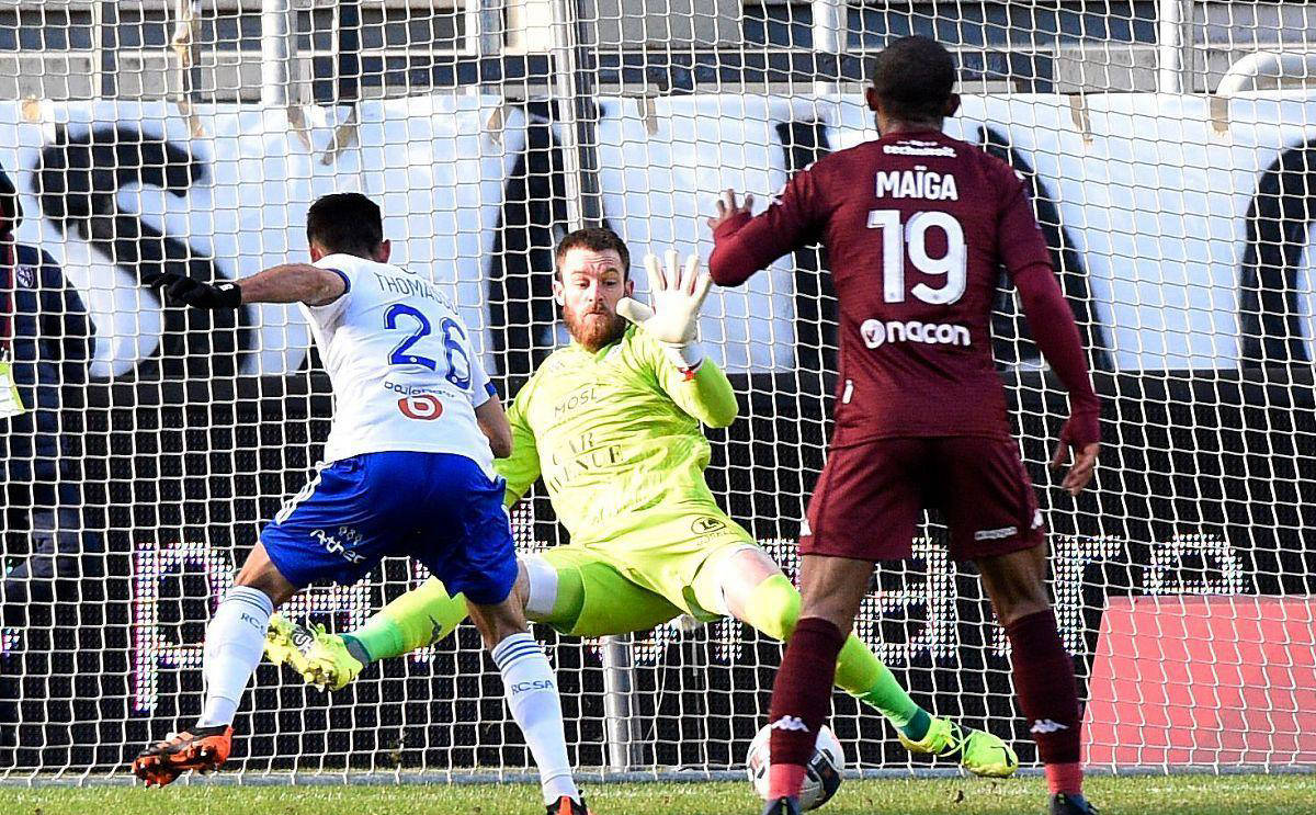 圣埃蒂安队员联手击败对手赢得比赛 圣埃蒂安队员联手击败对手赢得比赛