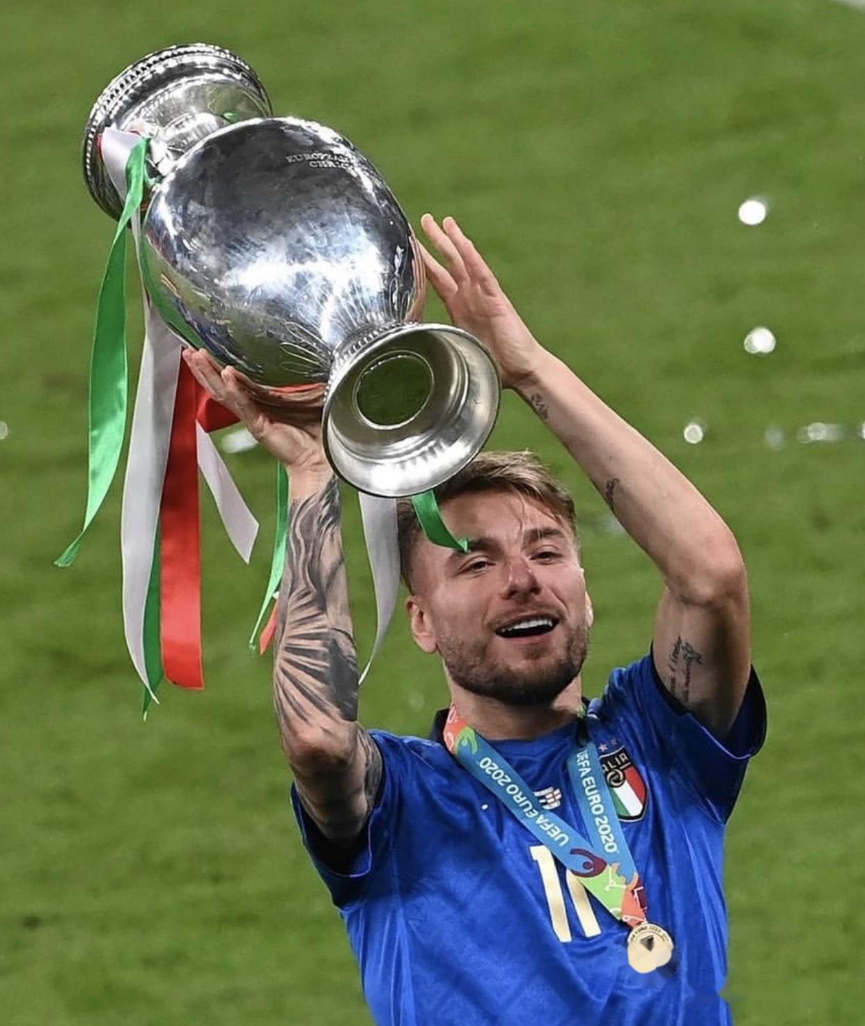 金年会博彩-意大利球队捧起欧洲冠军联赛奖杯