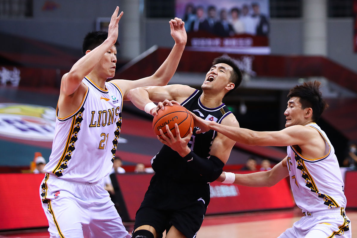 金年会电子-球员们为比赛全力以赴，场上竞技火热