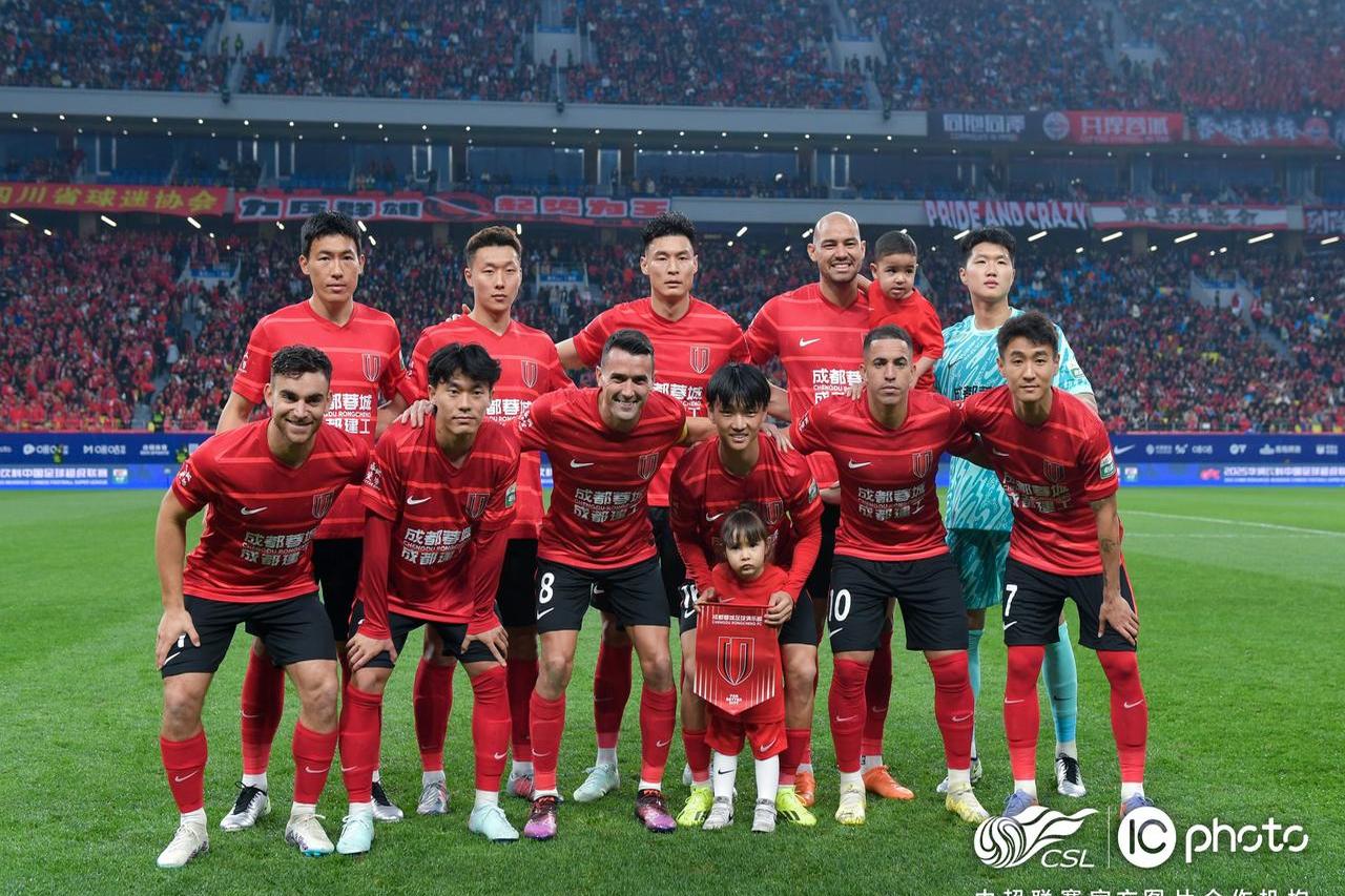 球员们为比赛全力以赴,场上竞技火热 球员们为比赛全力以赴,场上竞技火热