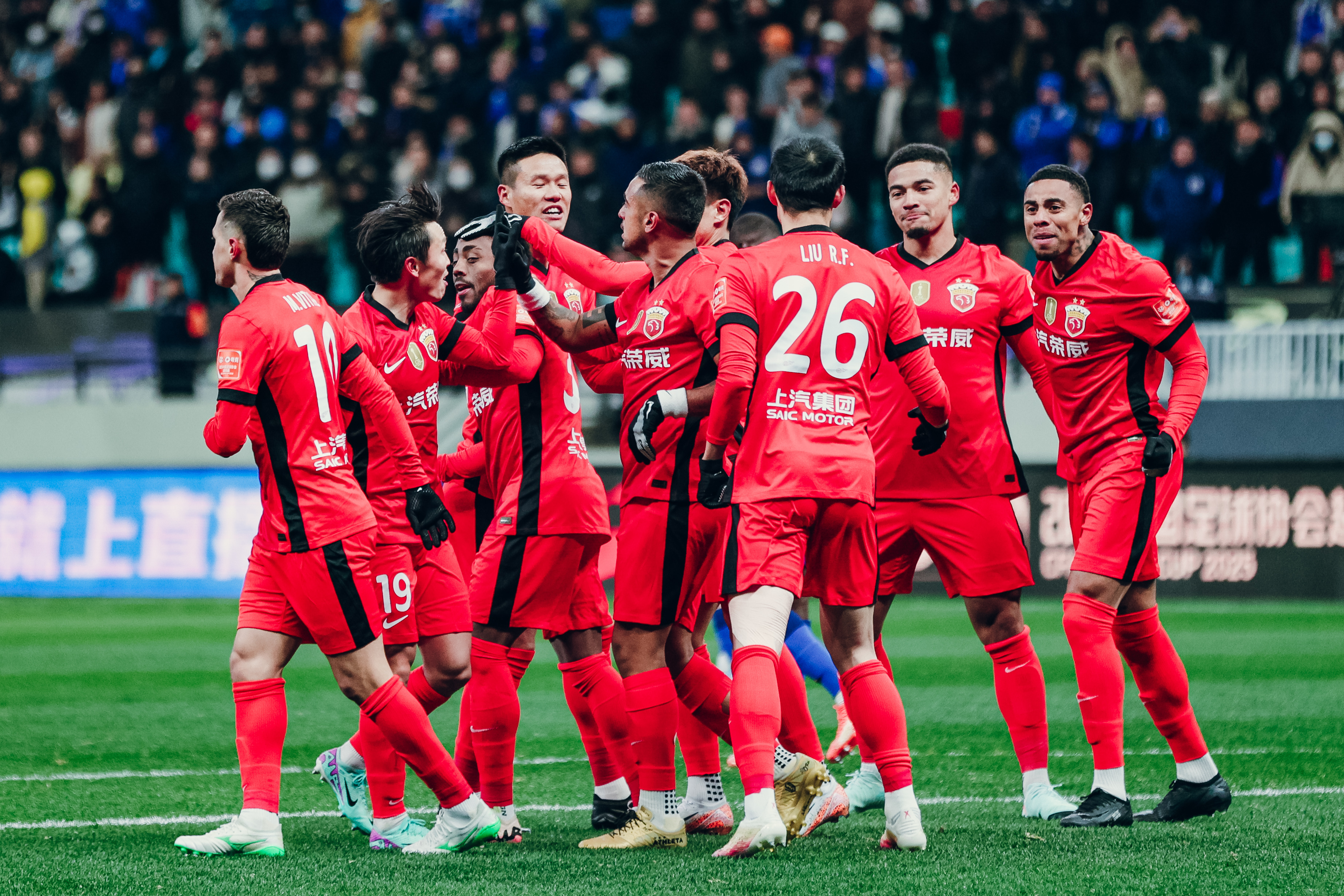 金年会APP-比赛中遇到困难，球队团结一心共同应对