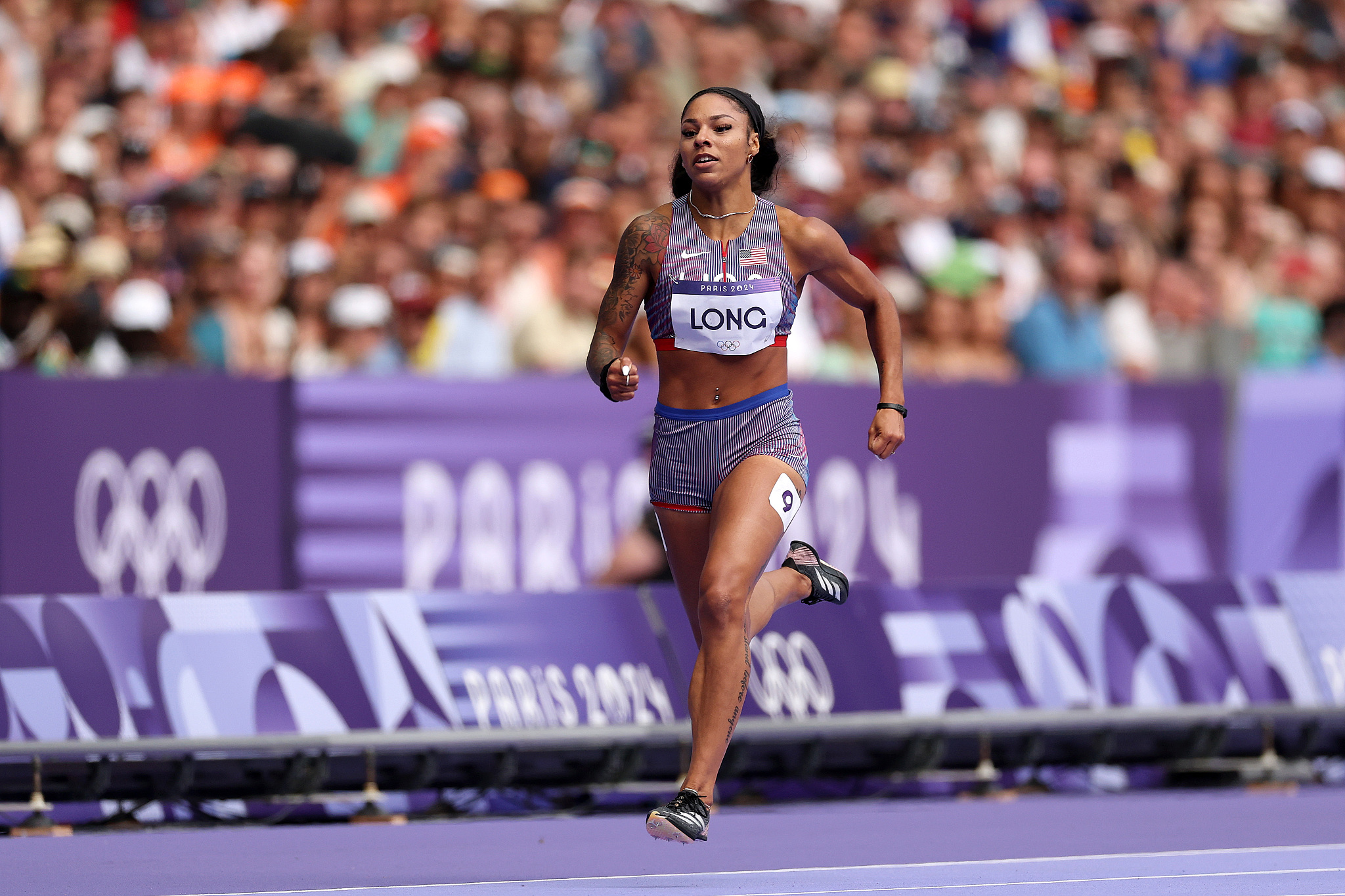 激烈的田径比赛中,短跑选手呈现出色表现 激烈的田径比赛中,短跑选手呈现出色表现