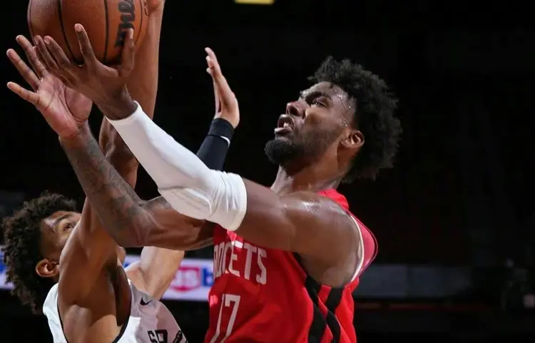 火箭锋线连续爆发,轻取对手 火箭锋线连续爆发,轻取对手