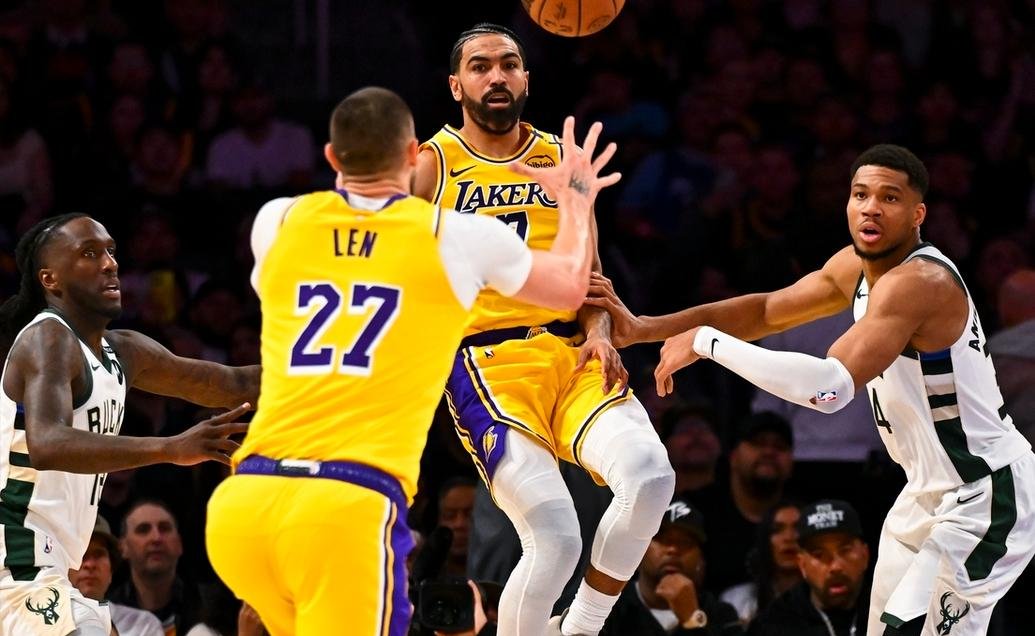 JNH体育-雄鹿今晚主场挑战湖人，詹皇难以阻挡的简单介绍