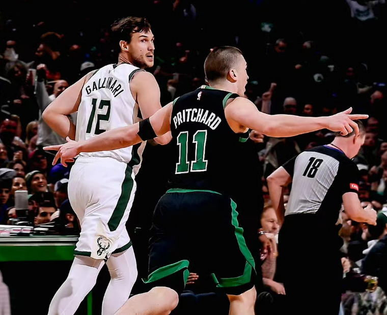 雄鹿主场大胜绿军,取得五连胜 雄鹿主场大胜绿军,取得五连胜