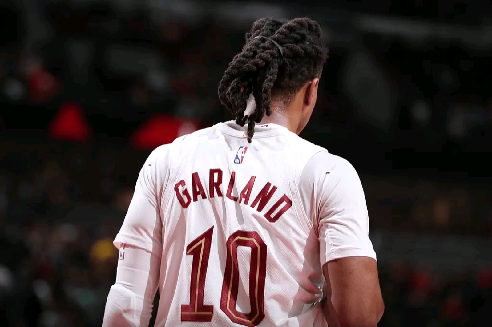 猛龙鏖战青岛队,米切尔惊艳四座 猛龙鏖战青岛队,米切尔惊艳四座