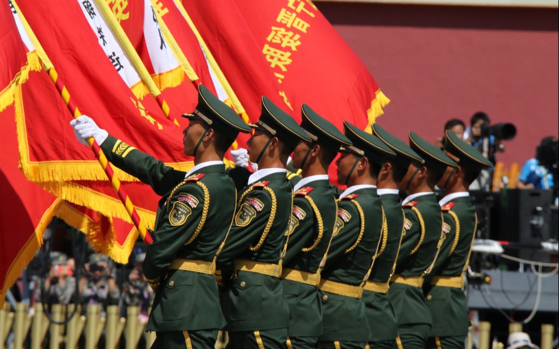 巅峰的对决，NBA总决赛的窒息博弈与巴萨的压制美学