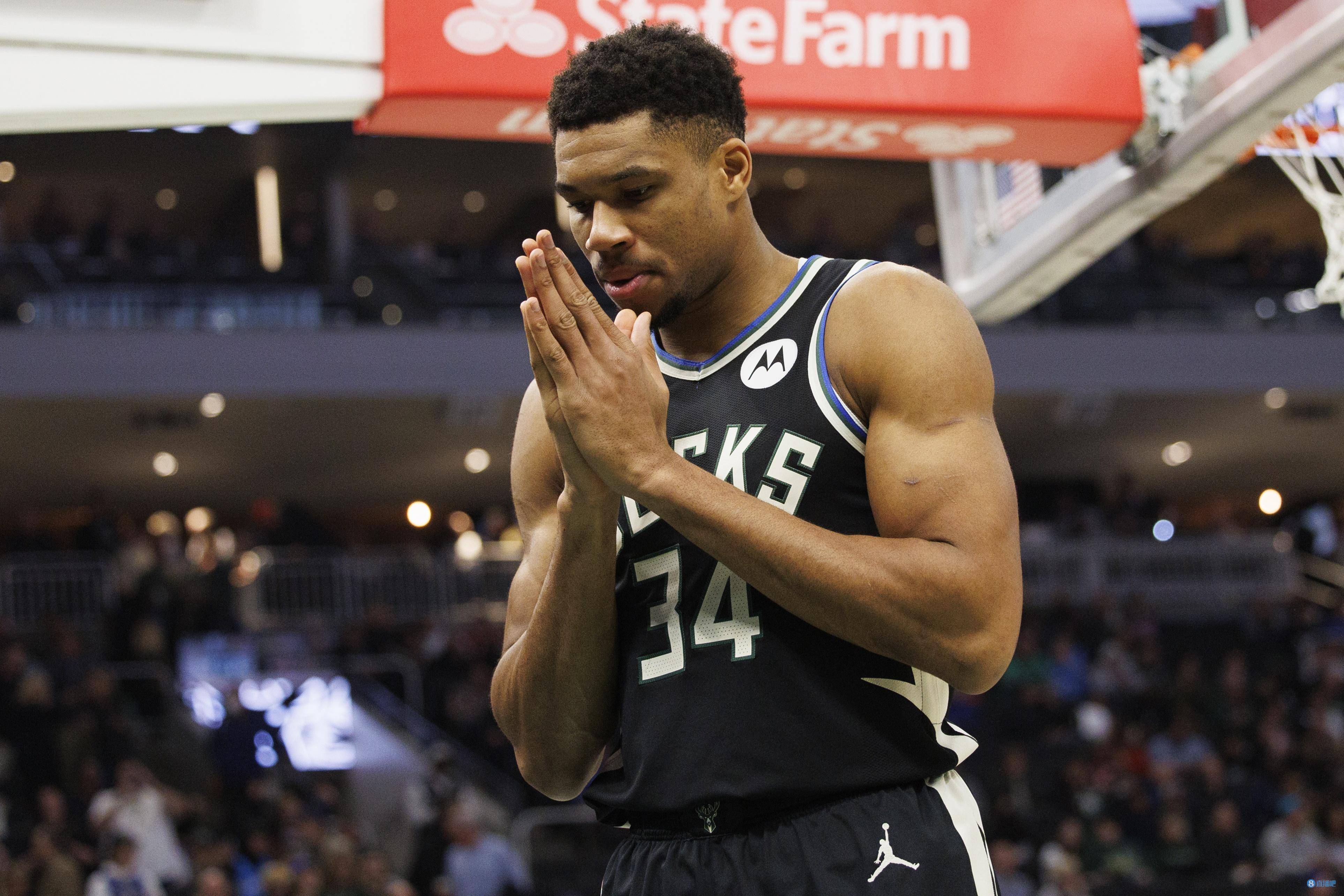 爵士险胜黄蜂，字母哥成为关键先生